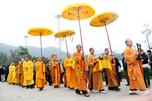 Tens of thousands of pilgrims flood Yen Tu Festival
